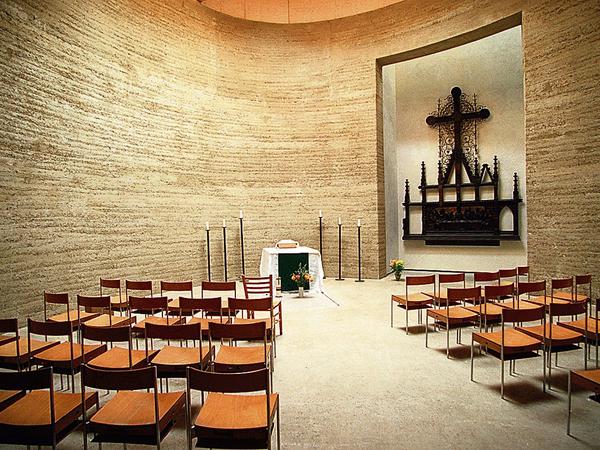 Im Lehm der Kapellenwand steckt der Schutt der gesprengten Versöhnungskirche.