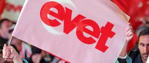 AKP-Anhänger feiern den Ausgang des Referendums vor der Parteizentrale in Ankara.