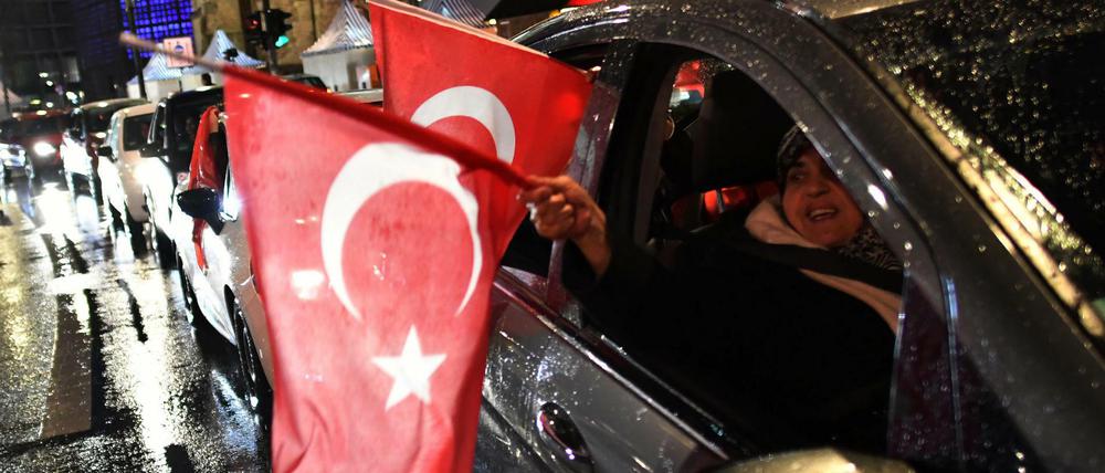 Erdogan-Anhänger nach dem Referendum auf dem Ku'damm in Berlin.