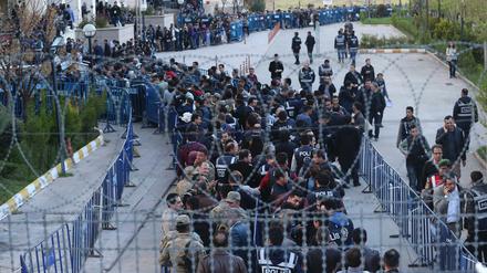 Polizisten und Wahlhelfer tragen in Diyarbakir Taschen mit Stimmzetteln in Richtung eines Gerichtsgebäudes. 