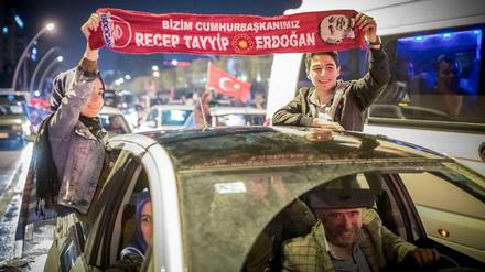 Jubelnde Türken fahren vor dem Hauptquartier der AKP in Ankara und feiern eine Zustimmung für das Verfassungsreferendum. 