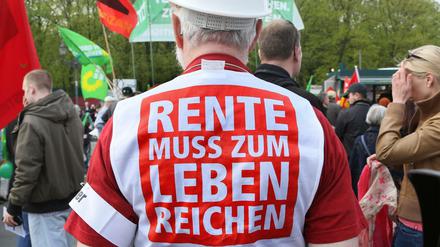 Die Renten steigen in den nächsten Jahren. Doch die Rentner müssen mit einem sinkenden Rentenniveau zurechtkommen.