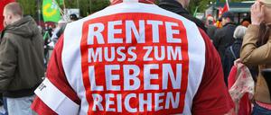 Die Renten steigen in den nächsten Jahren. Doch die Rentner müssen mit einem sinkenden Rentenniveau zurechtkommen.
