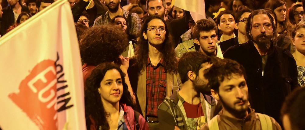 Anhänger des "Nein"-Lagers protestieren am Ostersonntag gegen das Ergebnis des Referendums.