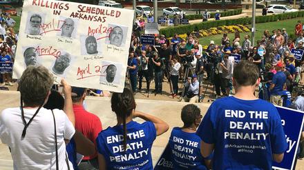 Personen nehmen am 14.04.2017 bei Protesten gegen eine geplante Serie von Hinrichtungen im US-Bundesstaat Arkansas vor dem Parlamentsgebäude in Little Rock (USA) teil.