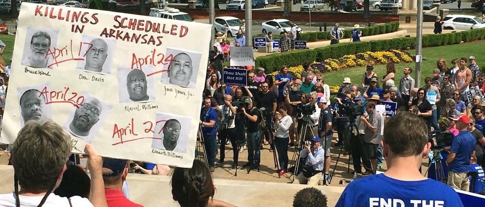 Personen nehmen am 14.04.2017 bei Protesten gegen eine geplante Serie von Hinrichtungen im US-Bundesstaat Arkansas vor dem Parlamentsgebäude in Little Rock (USA) teil.