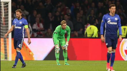 Das war zu wenig. Benedikt Höwedes (l-r), Torwart Ralf Fährmann und Leon Goretzka nach dem zweiten Tor von Ajax. 