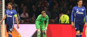 Das war zu wenig. Benedikt Höwedes (l-r), Torwart Ralf Fährmann und Leon Goretzka nach dem zweiten Tor von Ajax. 