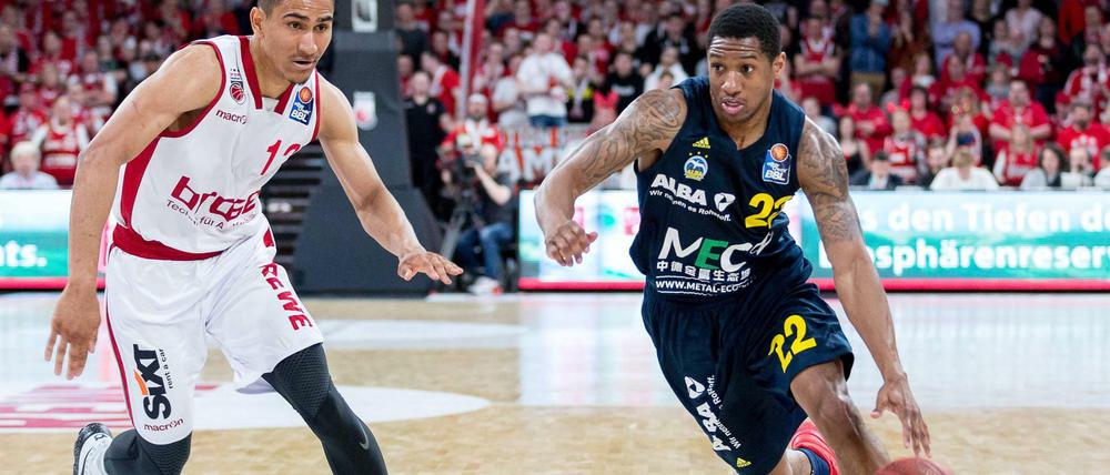 Albas Gerald Robinson (rechts) stemmte sich erfolglos gegen die Niederlage bei den Bambergn (links Maodo Lo).