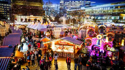 Viele Weihnachtsmärkte bevorzugen die 2G-Regel, weil dann Abstands- und Maskenpflicht laut aktueller Corona-Verordnung entfallen. Andere, wie hier auf dem Breitscheidplatz an der Gedächtniskirche, planen mit 3G.