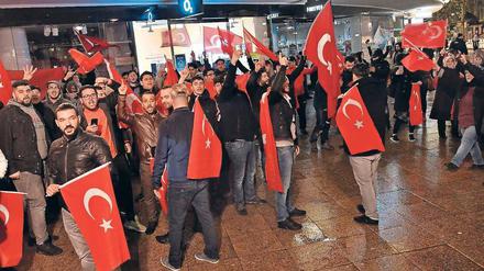 Trauer und Trubel. Deutschtürken schwenkten am Sonntagabend Fahnen auf dem Ku’damm, nachdem der Sieg des „Ja“-Lagers beim Referendums verkündet wurde. Auf der Veranstaltung der oppositionellen CHP im Theater 28 war die Stimmung gedrückt.