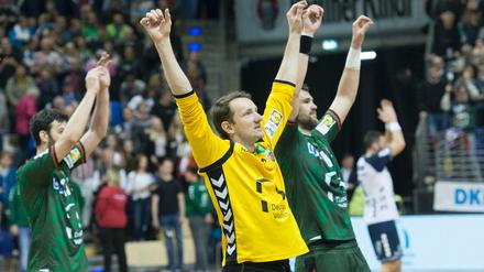 Die Berliner Spieler jubeln nach der Schlusssirene.