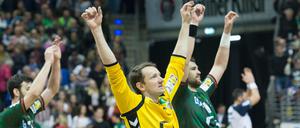 Die Berliner Spieler jubeln nach der Schlusssirene.