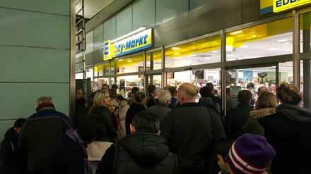 An den wenigen Supermärkten, die an den Feiertagen geöffnet haben, können Kunden mit langen Schlangen rechnen. 