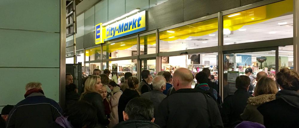 An den wenigen Supermärkten, die an den Feiertagen geöffnet haben, können Kunden mit langen Schlangen rechnen.