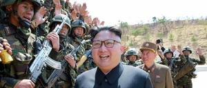 Nordkoreanische Soldaten begrüßen Staatschef Kim Jong Un während eines militärischen Wettbewerbes.