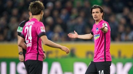 Valentin Stocker (r.) kann in Mainz nicht spielen. Die Oberschenkelprobleme, die er sich im Spiel gegen Augsburg zugezogen hat, machen ihm immer noch zu schaffen.