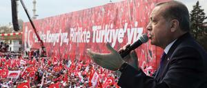 Wahlkampf bis zum Schluss: Der türkische Präsident Erdogan am Karfreitag auf einer Veranstaltung in Konya. 