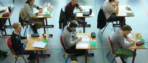 Schülerinnen und Schüler schreiben ihre Abiklausur in Englisch. Das Fach ist in Berlin nicht von dem Diebstahl betroffen.