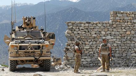 US-Soldaten am Ort des Bombenabwurfs.