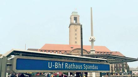 Berlin, Spandau Rathaus und U-Bahneingang 