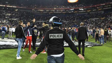 Hunderte Fans flüchteten sich kurz vor dem Spiel Lyon gegen Besiktas auf das Spielfeld.