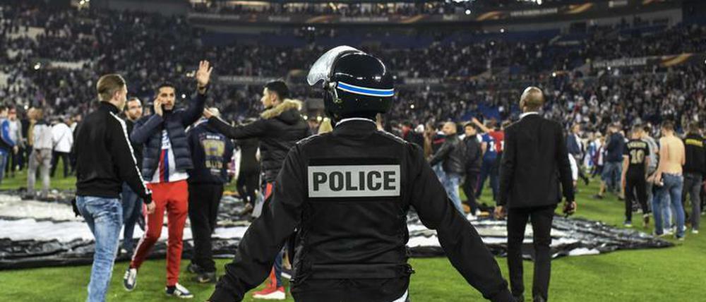 Hunderte Fans flüchteten sich kurz vor dem Spiel Lyon gegen Besiktas auf das Spielfeld.