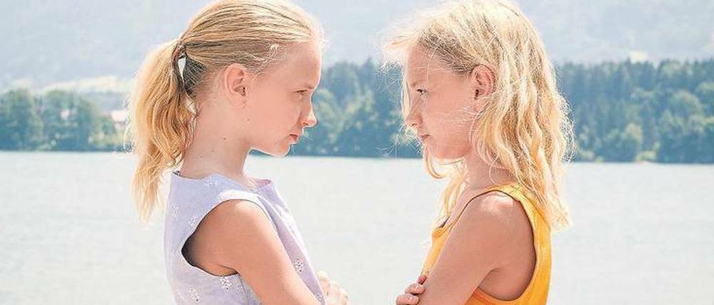 In der Neuverfilmung wurde „Das doppelte Lottchen“ an den Wolfgangsee verlegt. Die schüchterne und verschlossene Lotte (Delphine Lohmann, links), trifft dort auf ihre temperamentvolle Zwillingsschwester Luise (Mia Lohmann). 