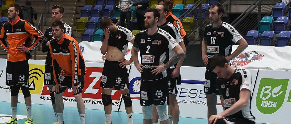Die Berliner Spieler brauchen nach der Niederlage in Frankfurt erstmal eine Pause.