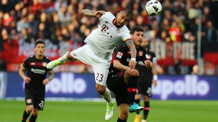 Bayerns Arturo Vidal liegt gut in der Luft. Kevin Volland versucht, für Leverkusen dagegen zu halten.