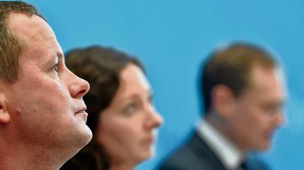 Kultursenator Klaus Lederer (l-r, Die Linke), Wirtschaftssenatorin Ramona Pop (Bündnis 90/Die Grünen) und der Regierende Bürgermeister Michael Müller (SPD).
