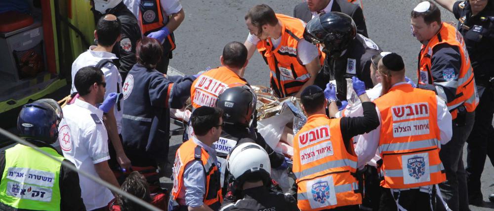 Rettungskräfte behandeln das Opfer in Jerusalem. Die Studentin überlebte den Angriff nicht.