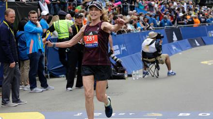 Einsame Spitze. Kathrin Switzer am Ostermontag beim Zieleinlauf mit der Startnummer 261 - wie 50 Jahre vorher.
