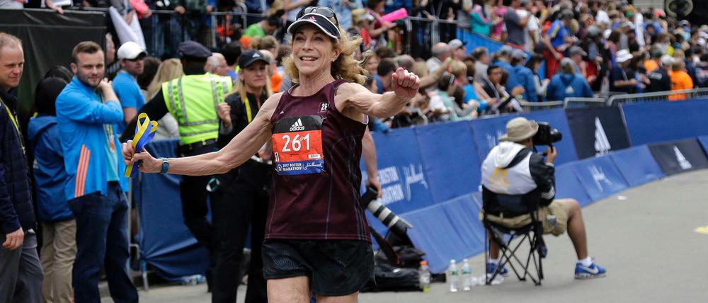 Einsame Spitze. Kathrin Switzer am Ostermontag beim Zieleinlauf mit der Startnummer 261 - wie 50 Jahre vorher.