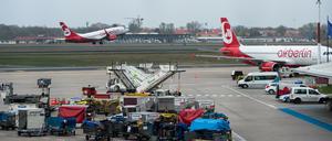 Zahlreiche mit Gepäckstücken beladene Gepäcktransportwagen stehen am 04.04.2017 auf dem Vorfeld am Flughafen Tegel in Berlin.