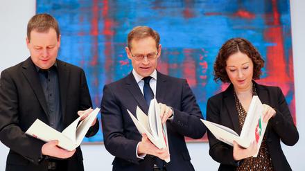 Der Berliner Landesvorsitzende von Die Linken, Klaus Lederer (l-r), Berlins Regierender Bürgermeister Michael Müller (SPD) und die Fraktionsvorsitzende von Bündnis 90/Die Grünen im Abgeordnetenhaus, Ramona Pop.