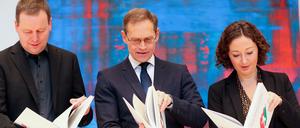 Der Berliner Landesvorsitzende von Die Linken, Klaus Lederer (l-r), Berlins Regierender Bürgermeister Michael Müller (SPD) und die Fraktionsvorsitzende von Bündnis 90/Die Grünen im Abgeordnetenhaus, Ramona Pop.