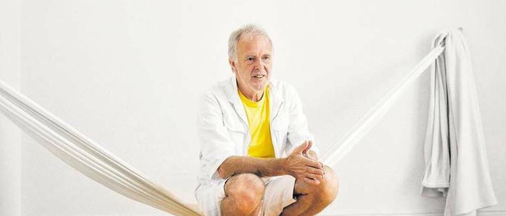 Wenig haben macht glücklich: Joachim Klöckner in seiner leeren Wohnung