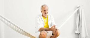 Wenig haben macht glücklich: Joachim Klöckner in seiner leeren Wohnung