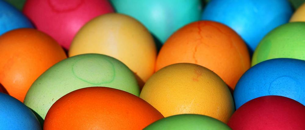 Bunte Eier sind zu Ostern omnipräsent. (Symbolbild)