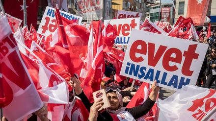 Erdogan-Fans stimmten mit "Evet" (JA) für das Präsidialsystem.