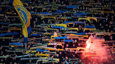 Braunschweiger Fans während des Spiels in Hannover.