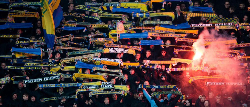 Braunschweiger Fans während des Spiels in Hannover.
