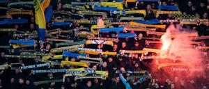 Braunschweiger Fans während des Spiels in Hannover.