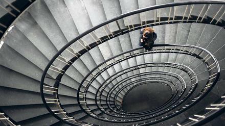 Depression ist eine ernste und lebensbedrohliche Erkrankung. Doch die vorhandenen Medikamente haben auch Nebenwirkungen und helfen zu vielen Patienten nicht oder nicht mehr als eine Kognitive Verhaltenstherapie.