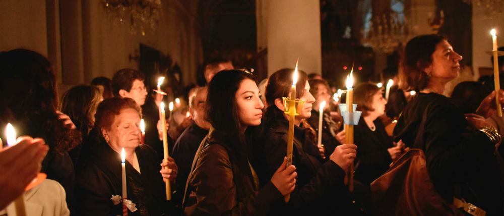 Warum glauben wir? Griechisch Orthodoxe beim Ostergottesdienst in Nikosia auf Zypern.