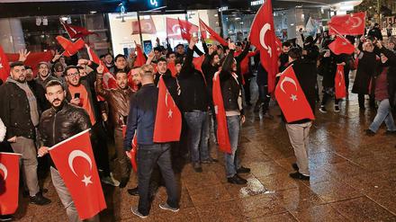 Freude über das Ergebnis: Türken in Berlin feiern den Ausgang des Referendums. 