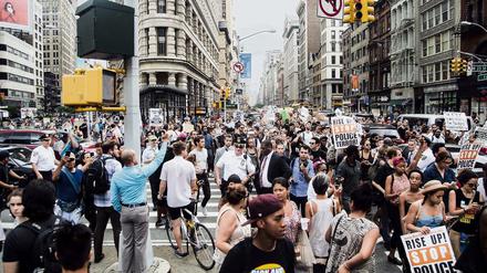 Black Lives Matter, auch in der Literatur. Die Zeitschrift "Evergreen Review" geht auf die politischen Entwicklungen in den USA ein. Hier ein Protest in New York City.