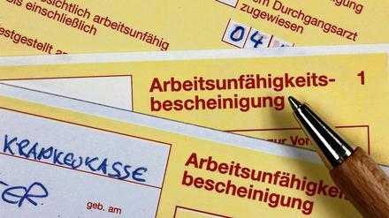 Krankenscheine liegen am 12.10.2009 auf einem Schreibtisch.