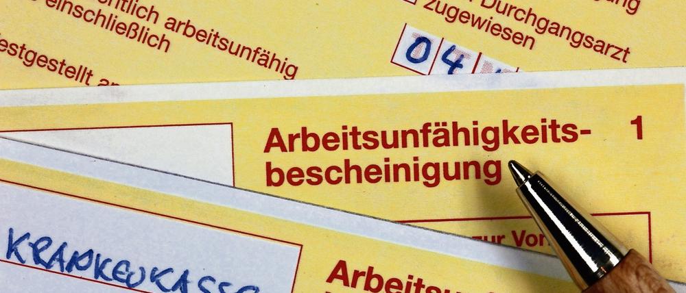Krankenscheine liegen am 12.10.2009 auf einem Schreibtisch.